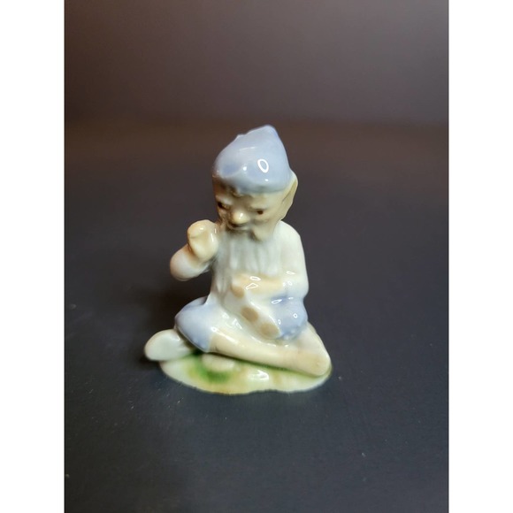 Vintage WADE Pottery Miniature Sitting Leprechaun Elf Gnome Figurine IRELAND - Picture 9 of 9